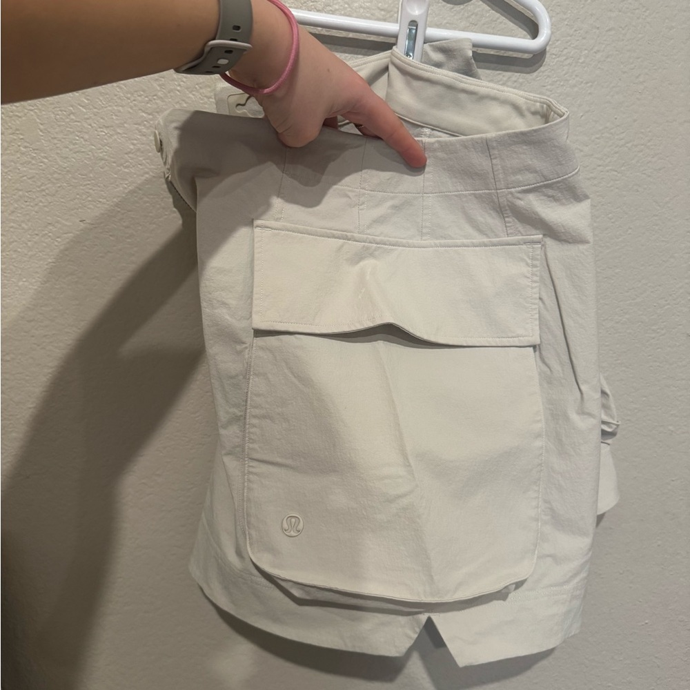 Lululemon Athletica | High Waisted Cargo Shorts- Relaxed Fit - Picture 7 of 9